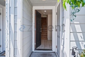 722 Kingsford Way in Hayward, CA - Foto de edificio - Building Photo