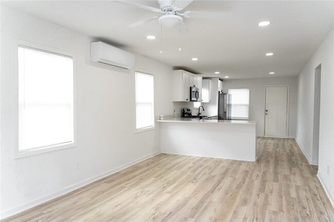 property at 923 E 39th St