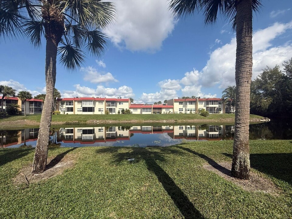 211 Lake Dora Dr in West Palm Beach, FL - Building Photo