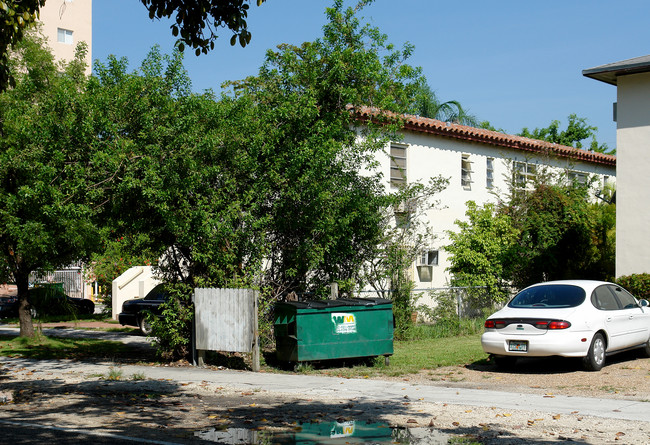 2050 SW 3rd Ave in Miami, FL - Foto de edificio - Building Photo