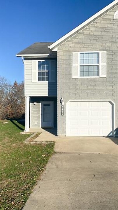 16838 Hurricane Ln in St. Robert, MO - Foto de edificio
