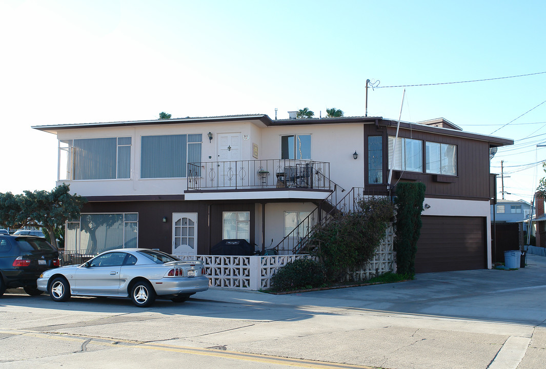 801 Bay Ave in Newport Beach, CA - Foto de edificio