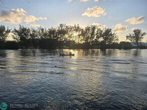 1401 N Riverside Dr in Pompano Beach, FL - Foto de edificio - Building Photo