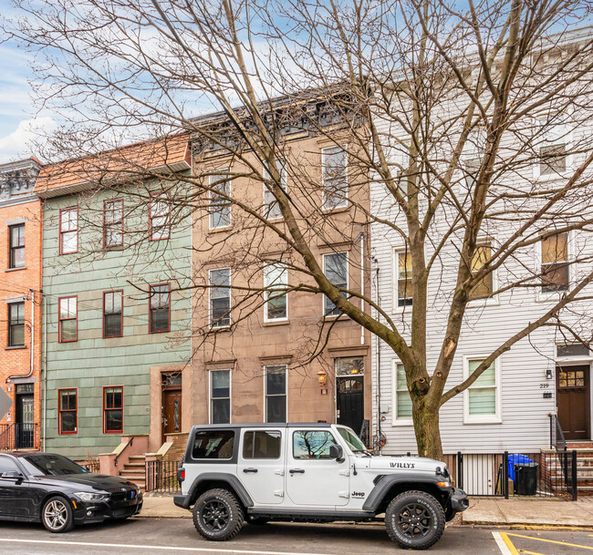 221 Monroe St in Hoboken, NJ - Foto de edificio - Building Photo