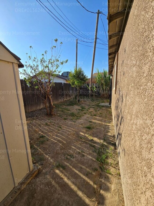 2348 S K St in Bakersfield, CA - Building Photo - Building Photo