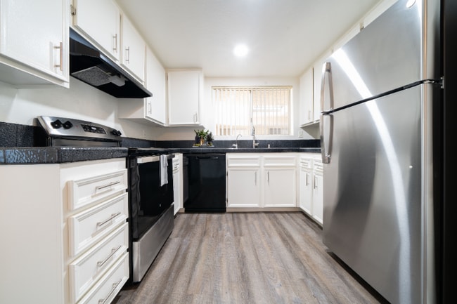 800 E Bobier Dr in Vista, CA - Building Photo - Building Photo