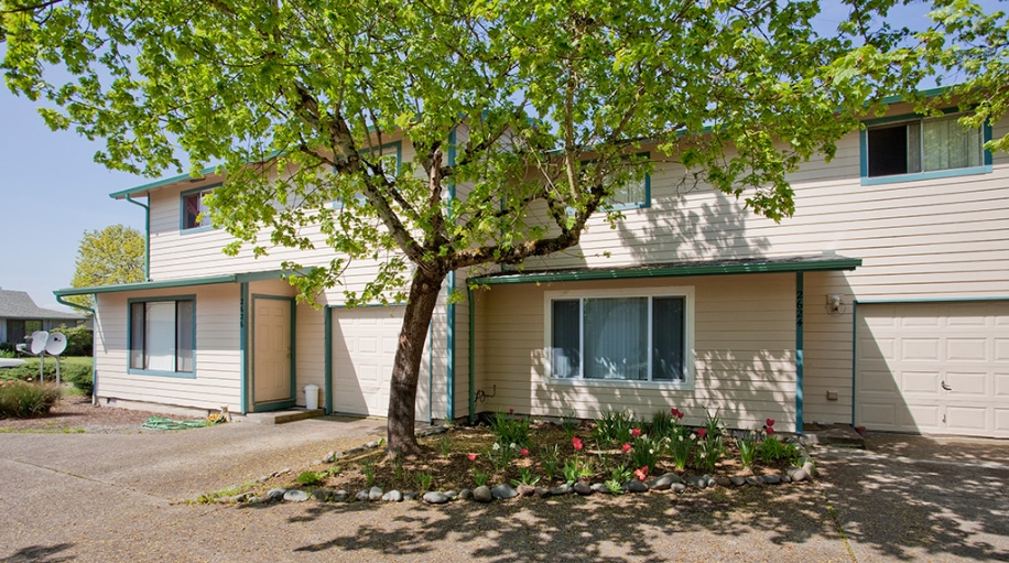 Countryside Duplexes in Lebanon, OR - Building Photo