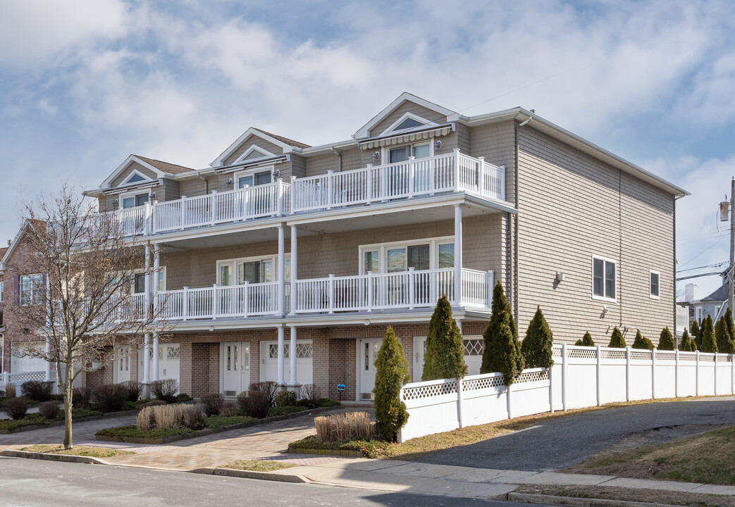 209 Ocean Park Ave in Bradley Beach, NJ - Foto de edificio