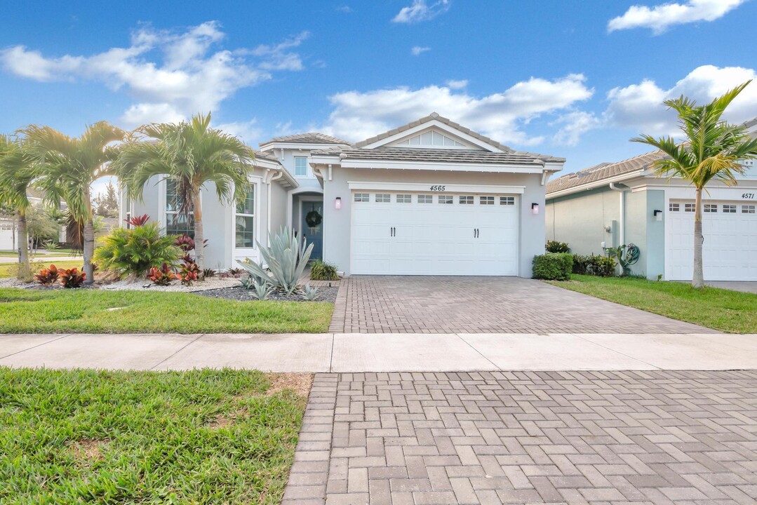 4565 Canopy Grove Dr in Loxahatchee, FL - Building Photo