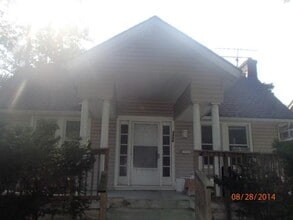 5846 Rockhill Rd in Kansas City, MO - Building Photo - Building Photo