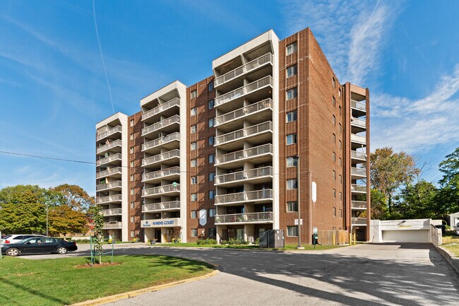 Marine Court in Windsor, ON - Foto de edificio - Building Photo