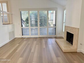 21801 Burbank Blvd in Los Angeles, CA - Foto de edificio - Building Photo