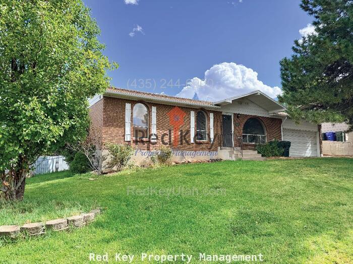 677 Buzianis Way in Tooele, UT - Building Photo