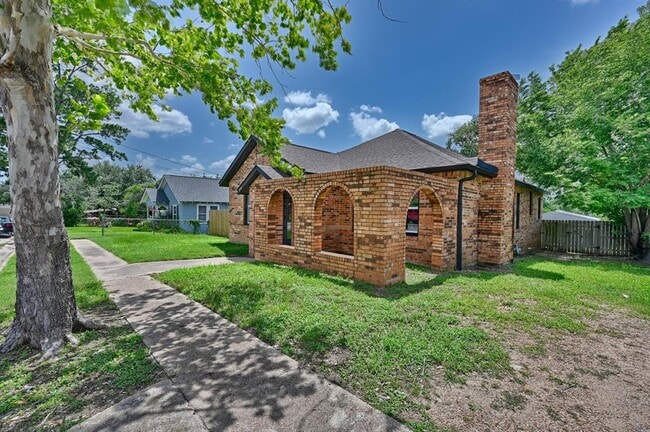 314 S Tesch St in Bellville, TX - Building Photo - Building Photo