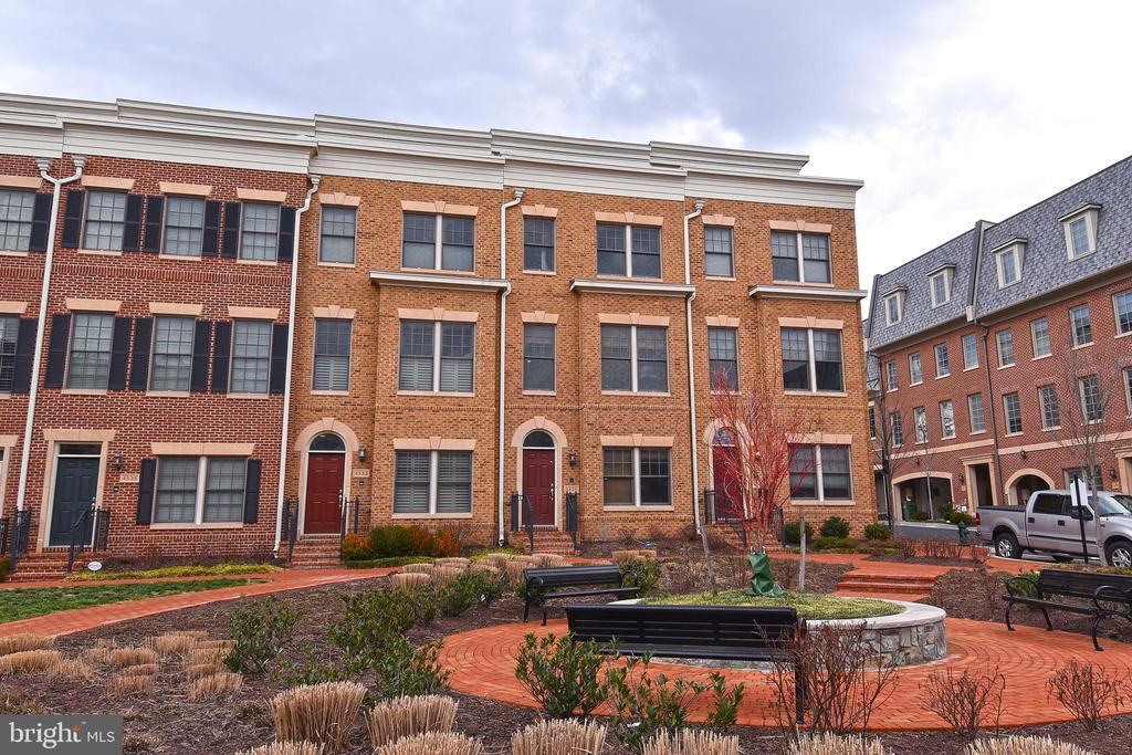 4531 Westhall Dr in Washington, DC - Building Photo