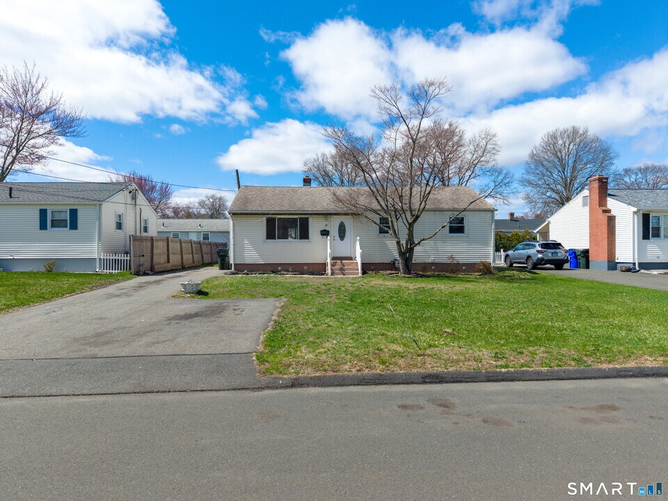 97 Brussels Ave in Wethersfield, CT - Building Photo