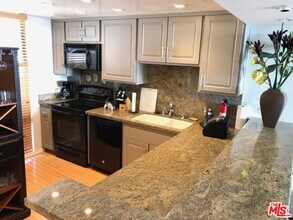 4314 Marina City Dr in Marina Del Rey, CA - Foto de edificio - Building Photo