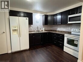 44 Frobisher Ct in Cambridge, ON - Building Photo