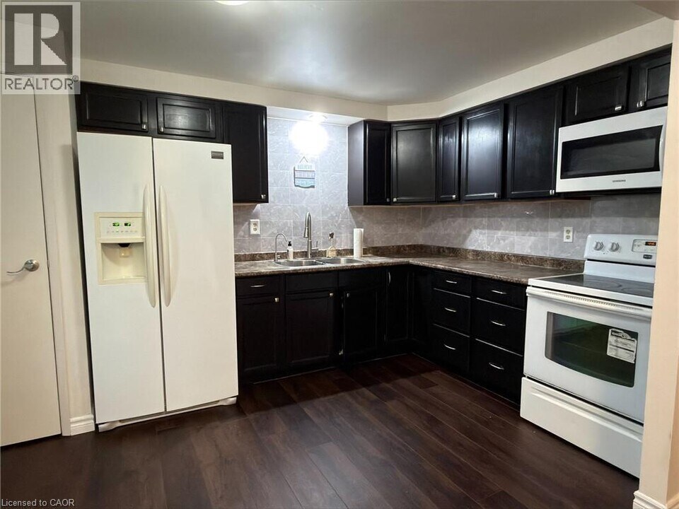 44 Frobisher Ct in Cambridge, ON - Building Photo