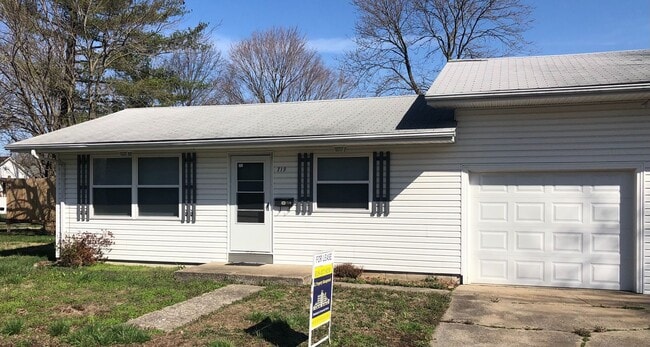 719 E Monroe St in Herrin, IL - Building Photo - Building Photo