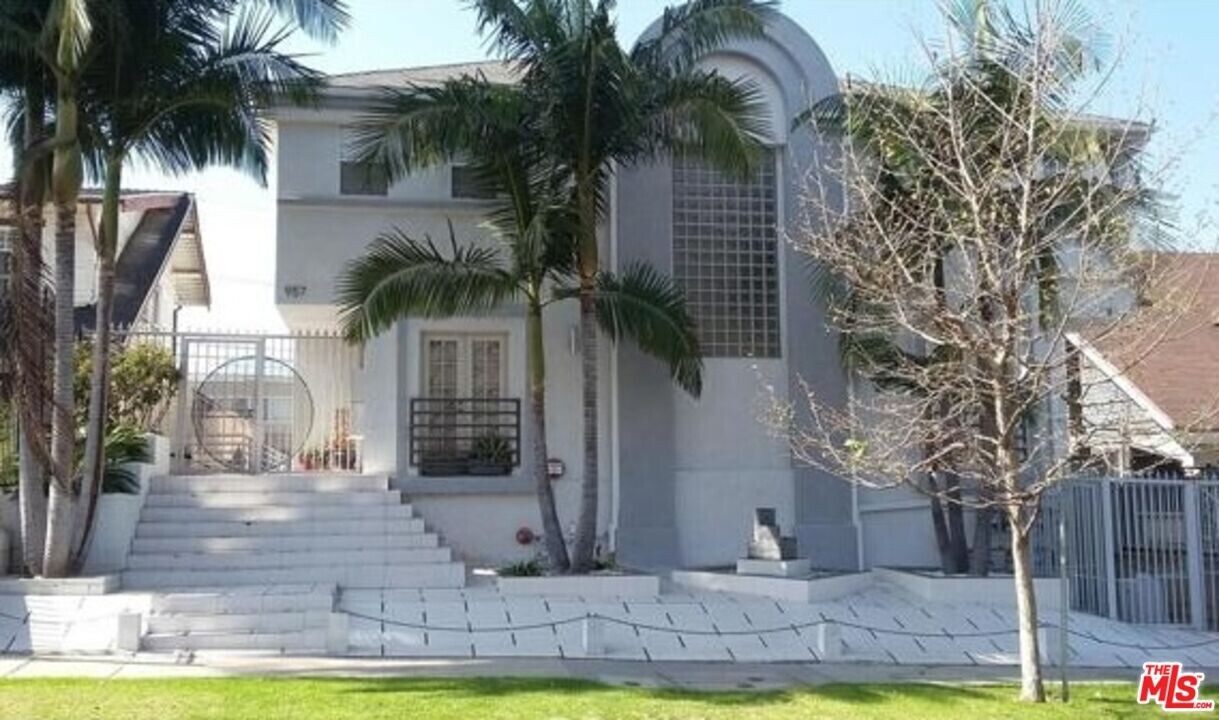 957 S Gramercy Dr in Los Angeles, CA - Building Photo