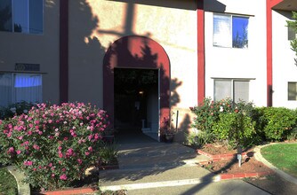 18655 Clark St in Tarzana, CA - Foto de edificio - Building Photo