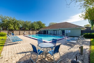 The Villas At Pinecrest in Orlando, FL - Building Photo