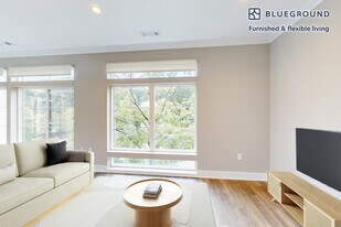240 E Shore Rd in Great Neck, NY - Building Photo
