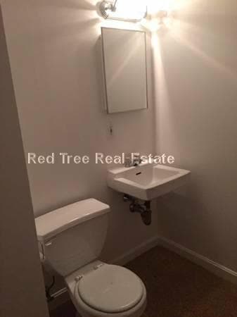 1061 Beacon St in Brookline, MA - Foto de edificio - Building Photo