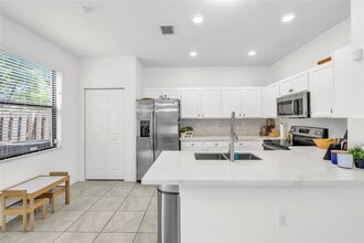 18401 NW 89th Ct in Hialeah Gardens, FL - Building Photo - Building Photo