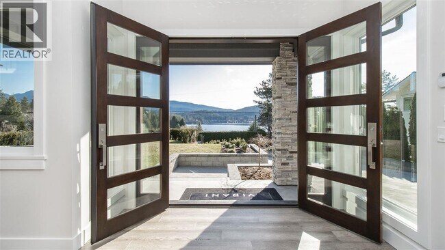 9XX Beachview Dr in North Vancouver, BC - Building Photo - Building Photo