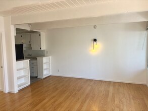 1246 N Sweetzer Ave in West Hollywood, CA - Foto de edificio - Building Photo