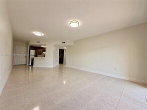 8353 Lake Dr in Doral, FL - Building Photo - Building Photo