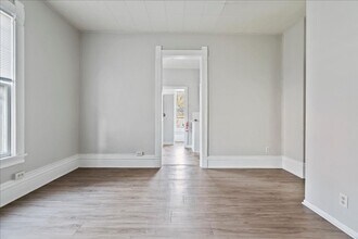2104 College St in Cedar Falls, IA - Building Photo - Building Photo