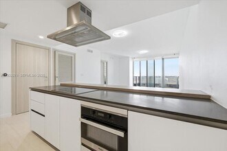 1000 Brickell Plz, Unit 3211 in Miami, FL - Foto de edificio - Building Photo