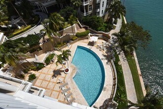 801 Brickell Key Blvd, Unit 2405 in Miami, FL - Foto de edificio - Building Photo
