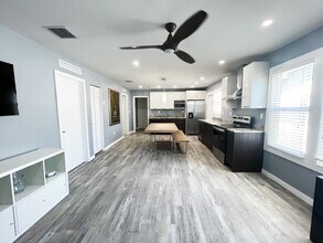 326 NW 23rd Ave in Miami, FL - Building Photo - Building Photo