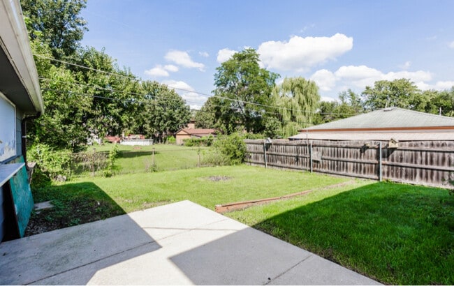 7840 Cronin Ave in Justice, IL - Building Photo - Building Photo