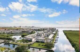 8811 Bay Pointe Dr, Unit c201 in Tampa, FL - Foto de edificio - Building Photo