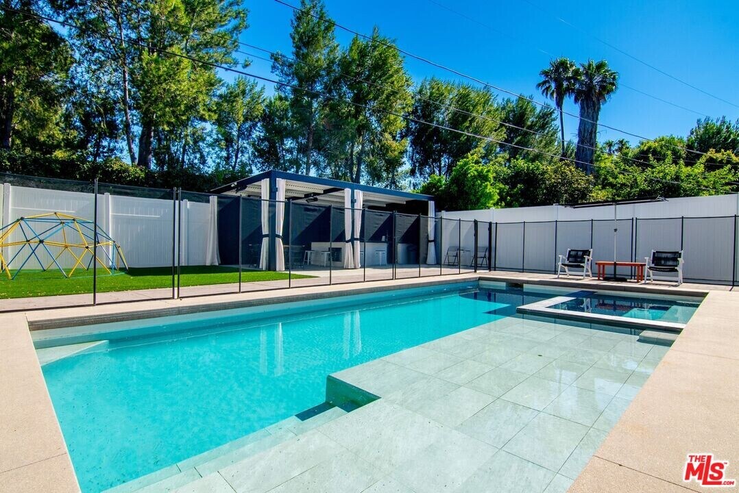 18328 Bessemer St in Los Angeles, CA - Building Photo