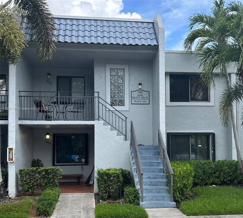 16561 Blatt Blvd in Weston, FL - Building Photo