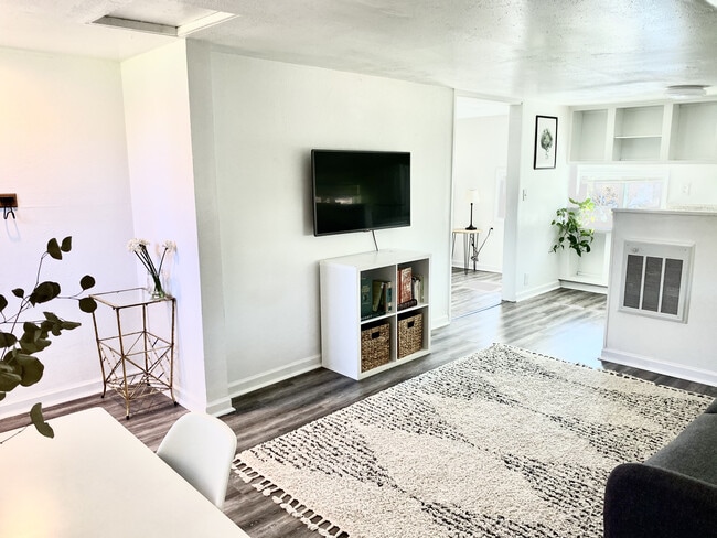 1090 Dusty Ln, Unit 1 in Redding, CA - Foto de edificio - Building Photo