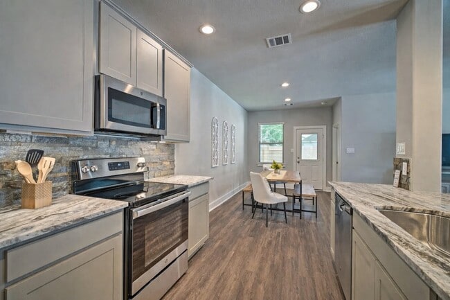 11334 Burning Tree Dr in Montgomery, TX - Building Photo - Building Photo