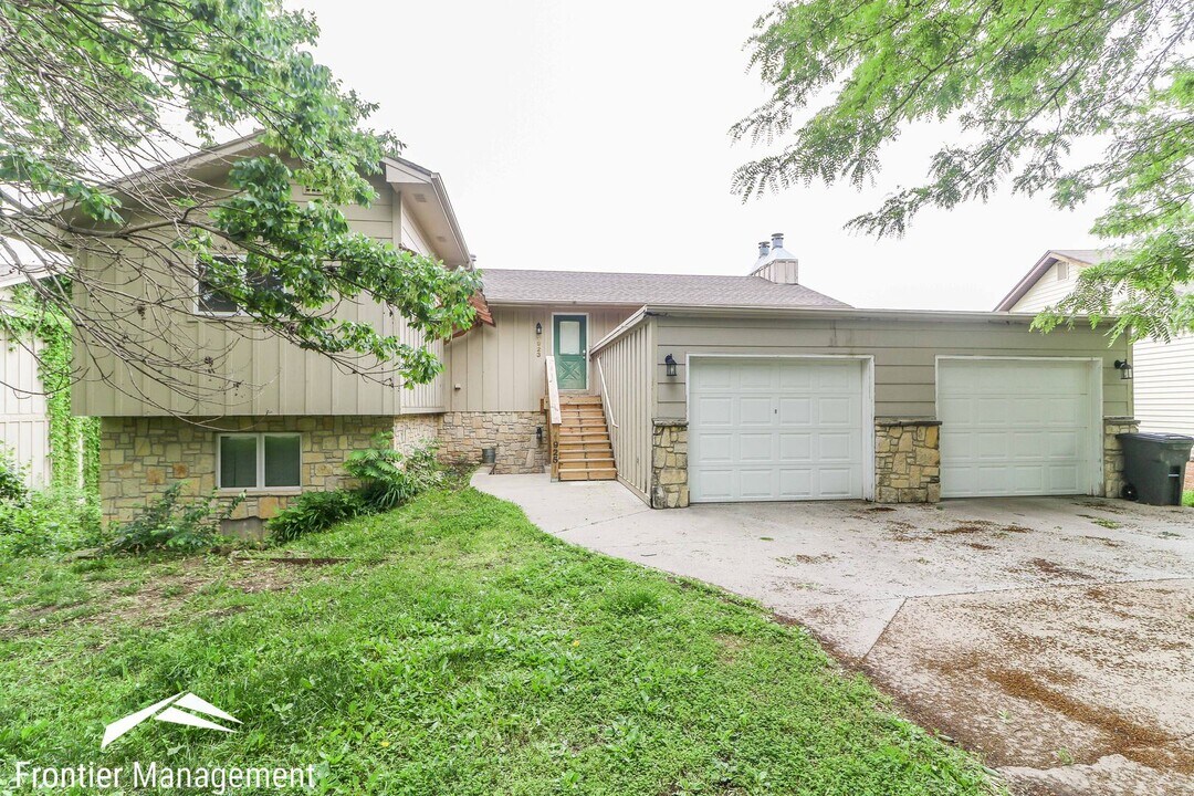 1923 Crescent Dr in Manhattan, KS - Building Photo
