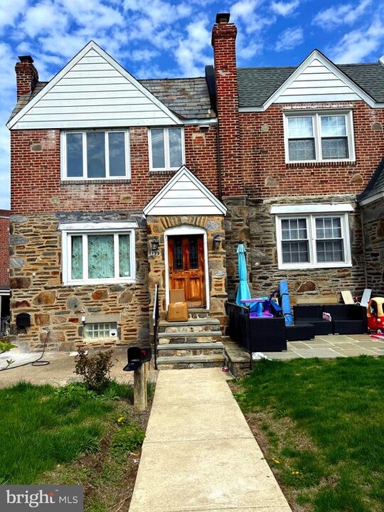 829 Eaton Rd in Drexel Hill, PA - Foto de edificio