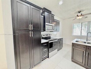 16320 Malibu Dr, Unit #10 in Weston, FL - Building Photo - Building Photo