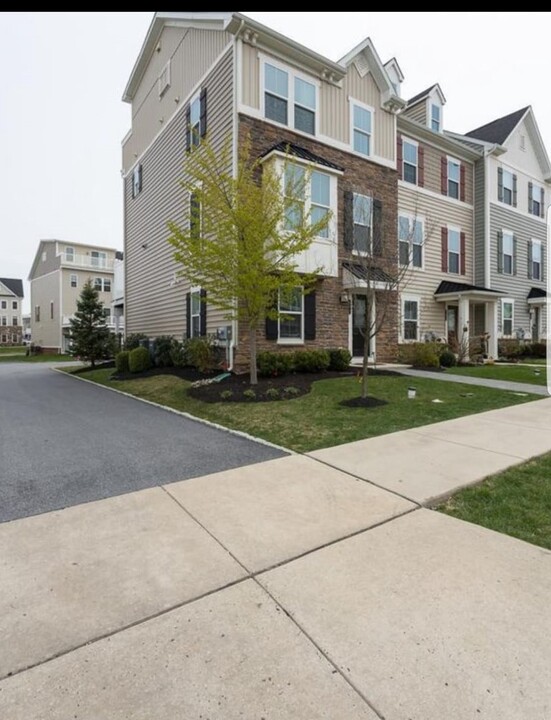 201 Quarry Point Rd in Malvern, PA - Building Photo