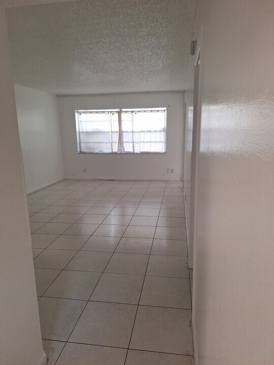 5061 W Oakland Park Blvd, Unit 108 in Lauderdale Lakes, FL - Building Photo