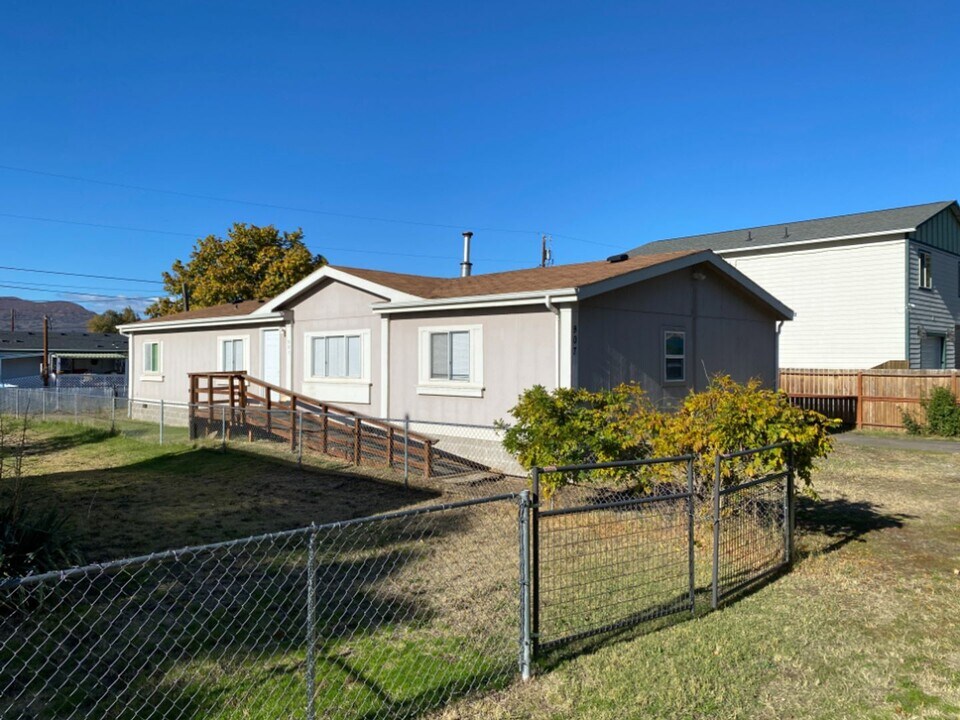 907 Poplar Dr in Dallesport, WA - Building Photo