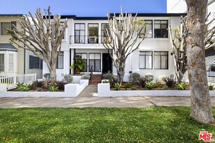 121 Crescent Dr in Beverly Hills, CA - Building Photo